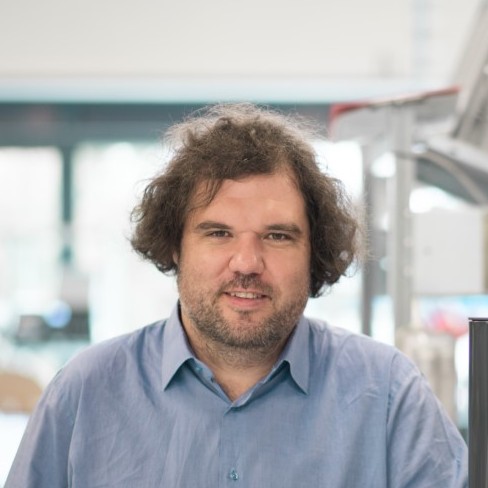 Bezmanažerská organizace v R&D, aneb jak to funguje, když je jeden manager na 120 lidí